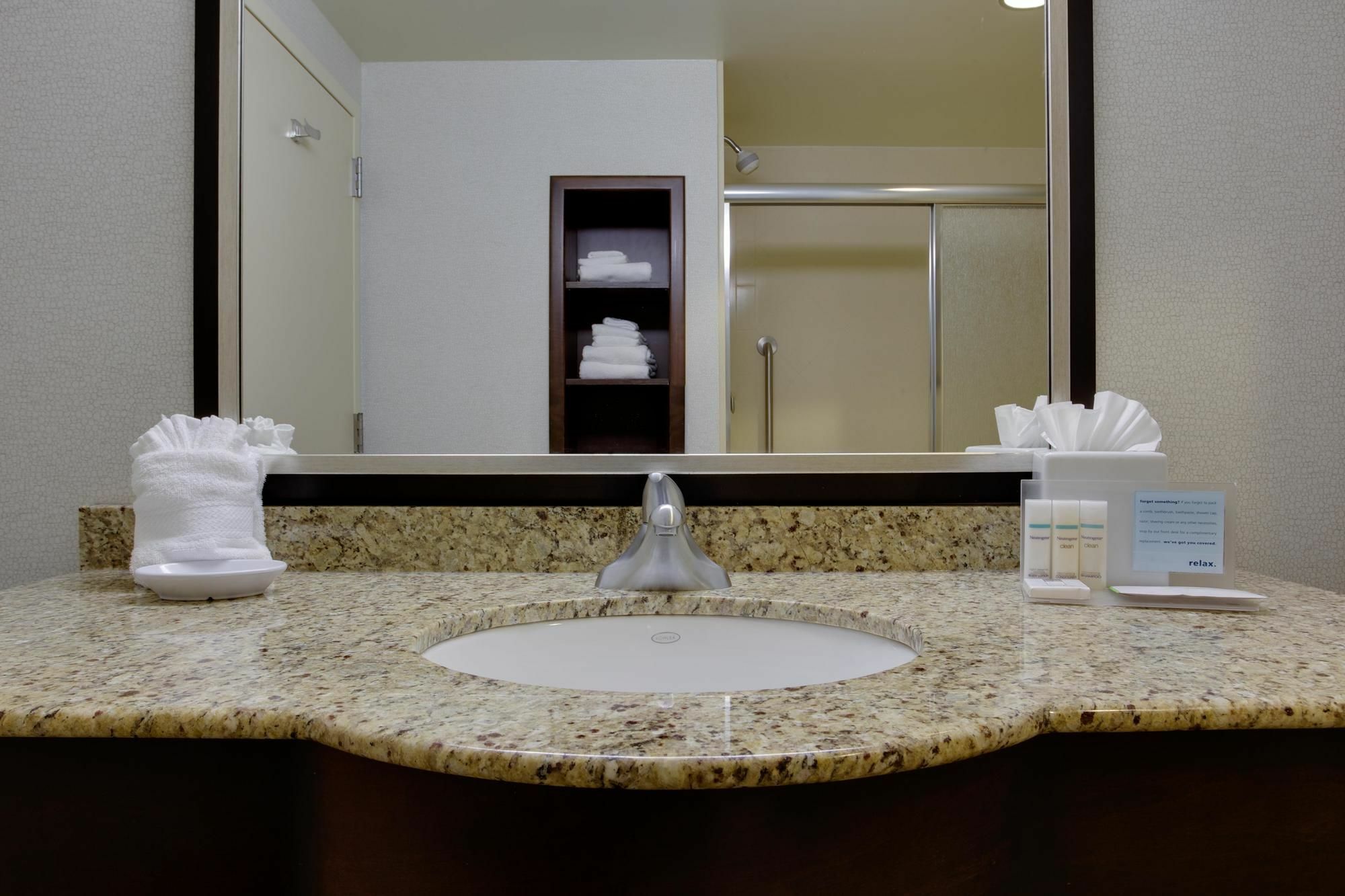 Hampton Inn By Hilton Garden City Long Island Exterior foto